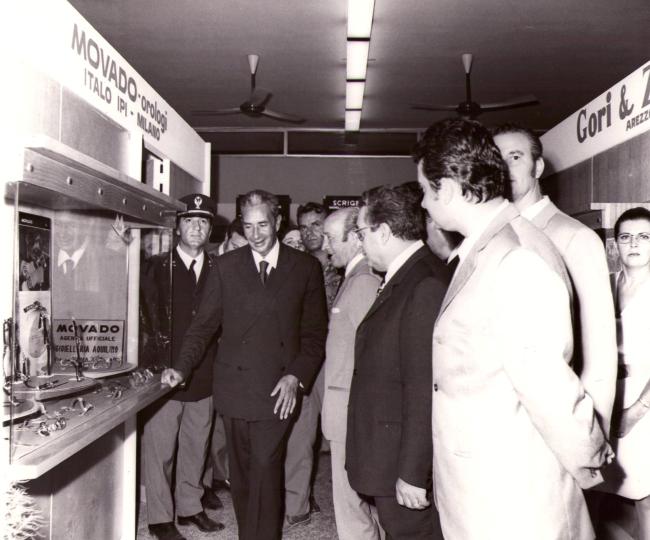 Il Ministro degli Esteri on. Aldo Moro davanti allo stand F.lli Aquilino per la inaugurazione della 34° edizione Fiera del Levante, ottobre 1970