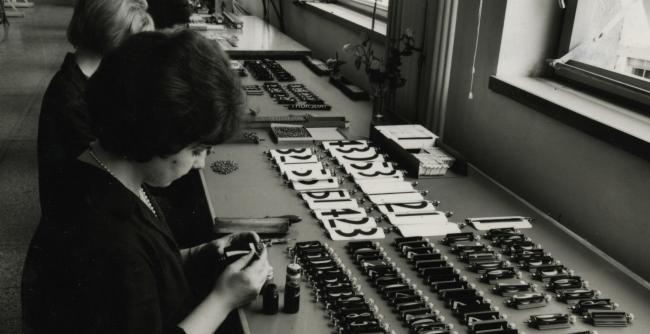 Linea di produzione primi orologi a palette verticali, 1956