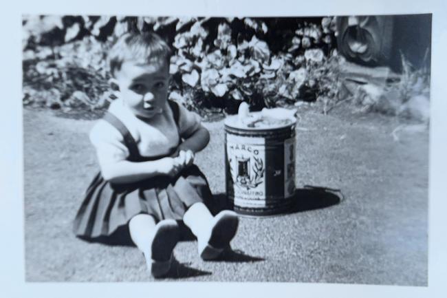 Angela Marco, nipote del fondatore, con la lattina del Frantoio, 1961