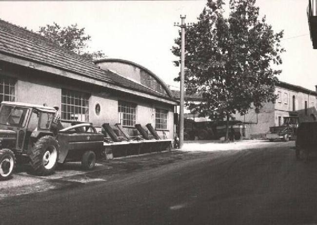 Il convogliatore posto all'esterno del capannone, anni Ottanta 