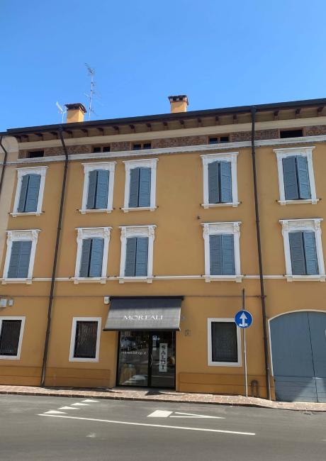 L'esterno dell'esercizio commerciale 