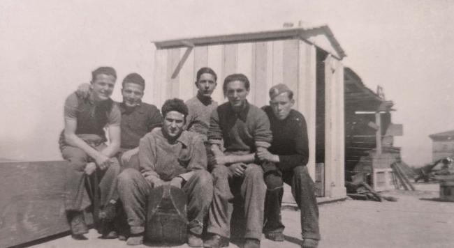 Giovani operai della falegnameria, terzo da sinistra Ferruccio Gentili, anni Cinquanta