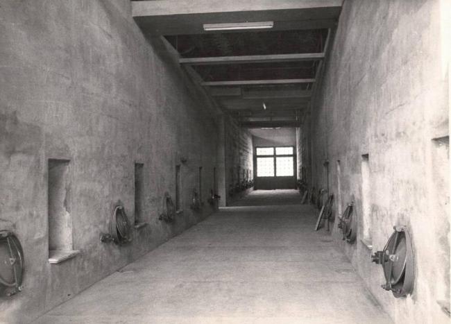 Il piano terra della Cantina, ancora attuale, con i coperchi frontali in ghisa delle botti superiori mentre nei buchi, denominati "finestrelle", si trova un ulteriore coperchio rientrato che dà l'accesso ad altra botte nel piano inferiore