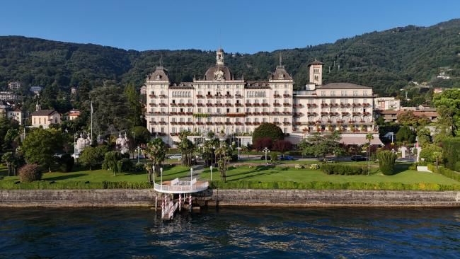 La facciata del Grand Hotel et des lles Borromées fronte lago