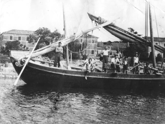 La famiglia Cucco a bordo di un topo da carico (imbarcazione tipica della tradizione lagunare), anni Quaranta