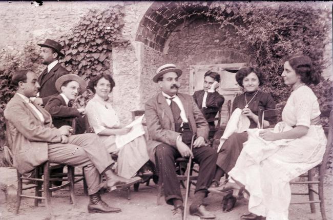 Foto di gruppo nel borgo rurale dell'Azienda agricola, 1913