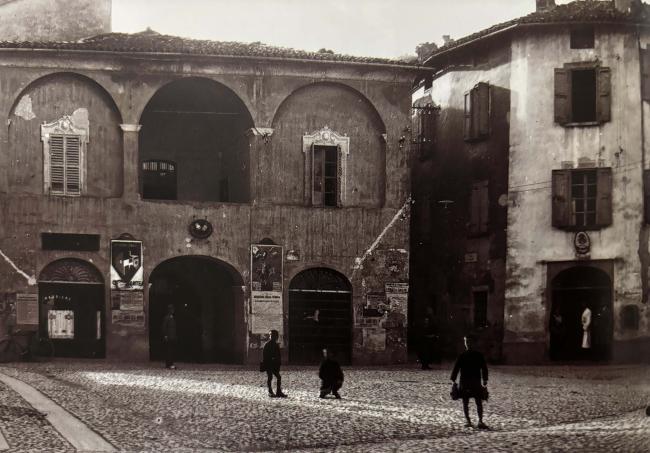 La tabaccheria in piazza Umberto I attuale piazza Giacomo Matteotti negli anni Trenta....