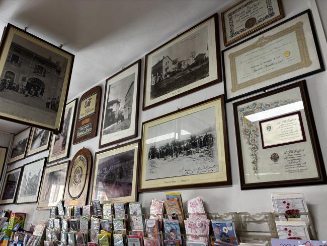 Particolare dell'interno con diplomi e attestati storici