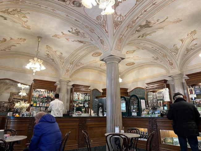 L'interno della pasticceria, oggi