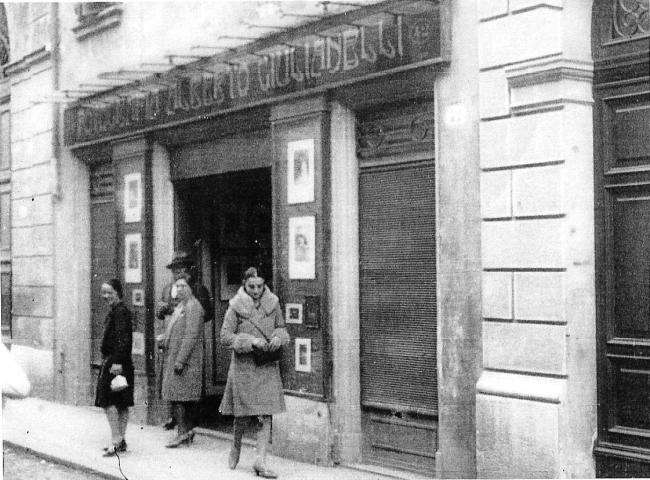 L'ingresso dello studio fotografico, 1927
