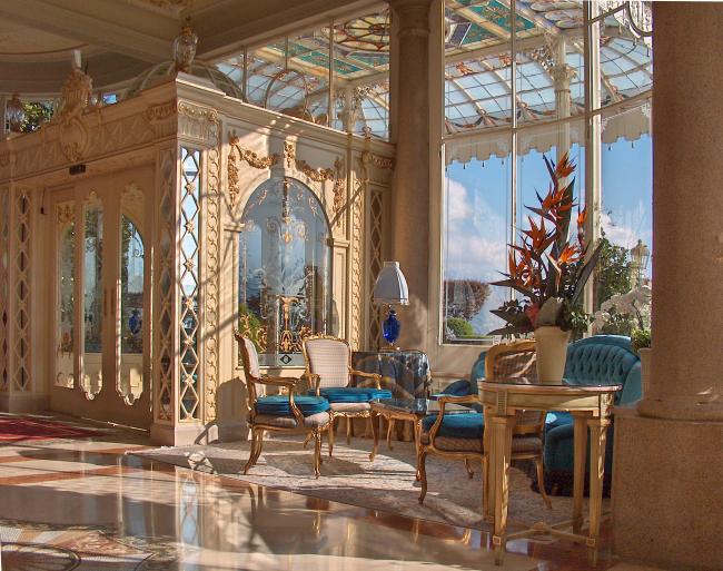 Particolare degli interni del Grand Hotel et des lles Borromées: la Lobby blu 