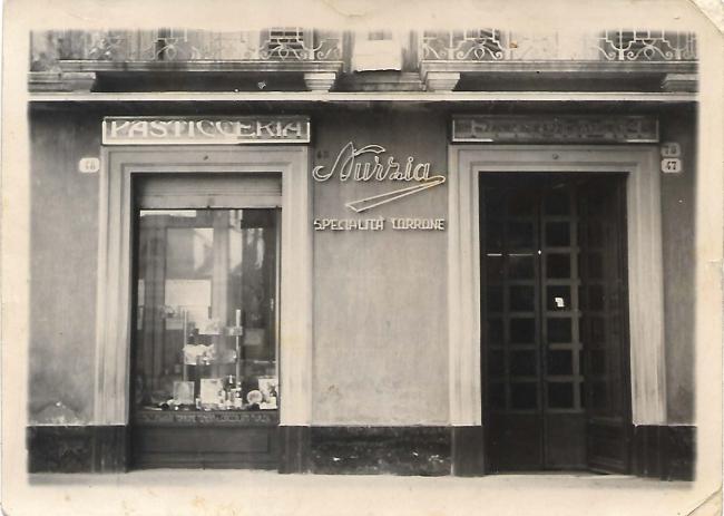 Il laboratorio e negozio, anni Trenta