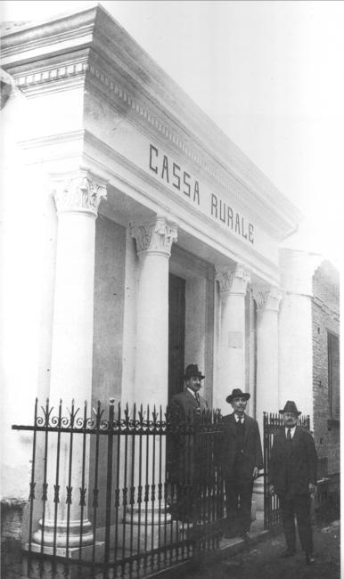 La sede storica della banca, in corso Vittorio Veneto a Bisignano in una fotografia degli anni Venti del Novecento