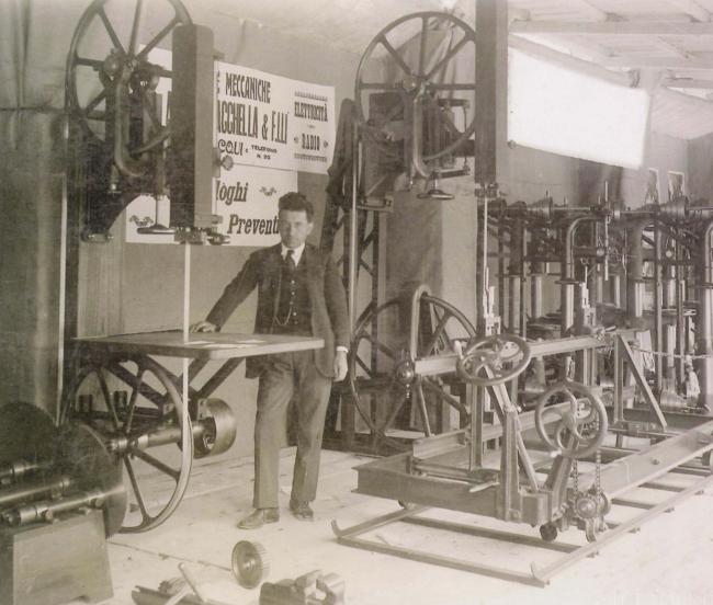 Andrea Tacchella nella sede dell' impresa, anni Venti del Novecento