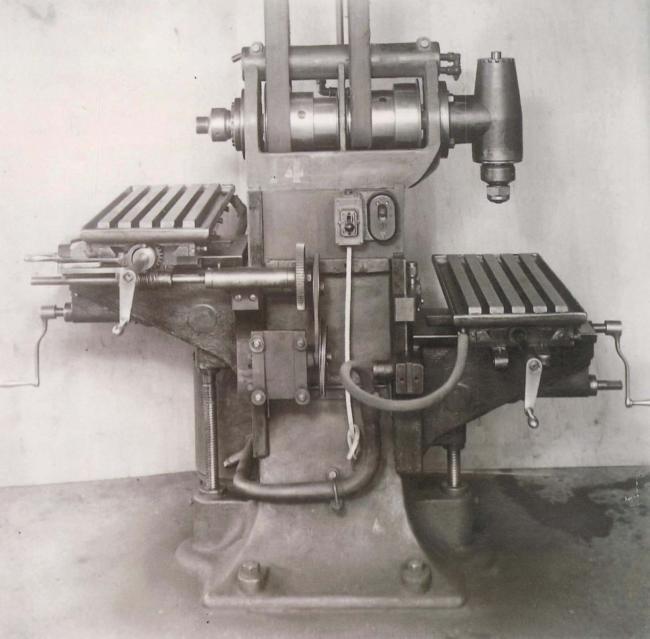 Macchina fresatrice bimandrino, anni Trenta del Novecento