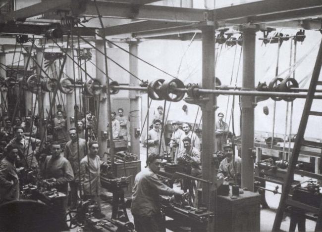 L'officina di Acqui Terme con sistema di forza motrice, anni Trenta del Novecento