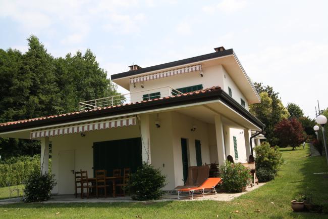 Costruzione di Villa Carra villa sulle rive del lago di Viverone; primo esempio di edificio NZEB (Nearly Zero Energy Building) nella zona a non diffondere emissioni in atmosfera e climatizzato con pompe di calore elettriche alimentate da impianto fotovoltaico, 2012