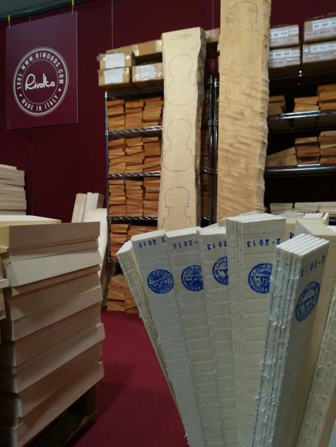 Lo stand a Cremona Musica, l'esposizione internazionale dedicata alla liuteria, un appuntamento fisso che richiama musicisti e compratori da tutto il mondo