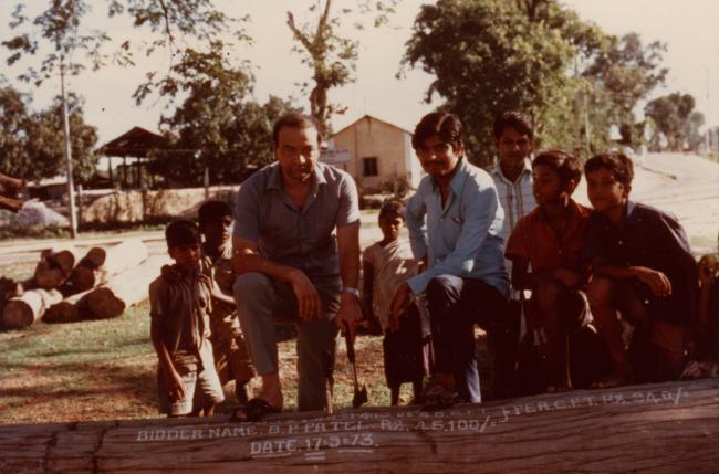 Gian Piero Rivolta in India con un fornitore di palissandro indiano, 1973 (data sul tronco)