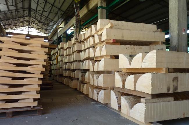 Tronchi di abete tagliati in quarti e pronti per essere trasformati in segati per costruire strumenti musicali. L'Abete Rosso Italiano con provenienza area delle Dolomiti (in particolare la Val di Fiemme) è il legno di punta dell'azienda