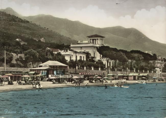 Il lido negli anni Cinquanta.....
