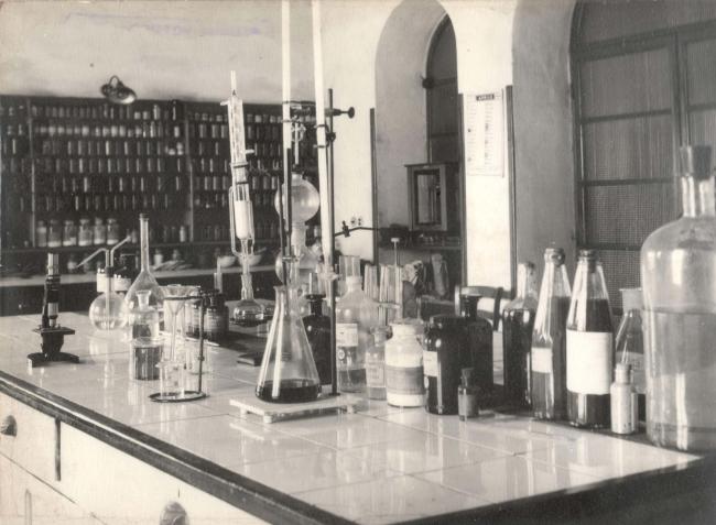 Particolare del laboratorio chimico, anni Cinquanta