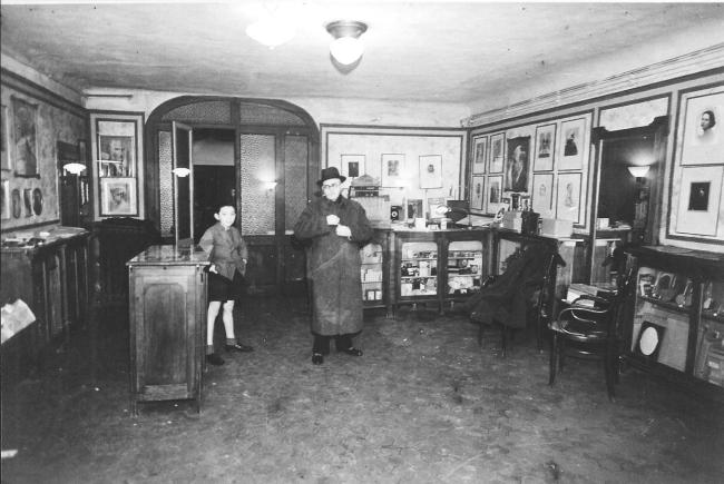 Alberto in Studio con l'apprendista Lino Sighinolfi, anni Quaranta